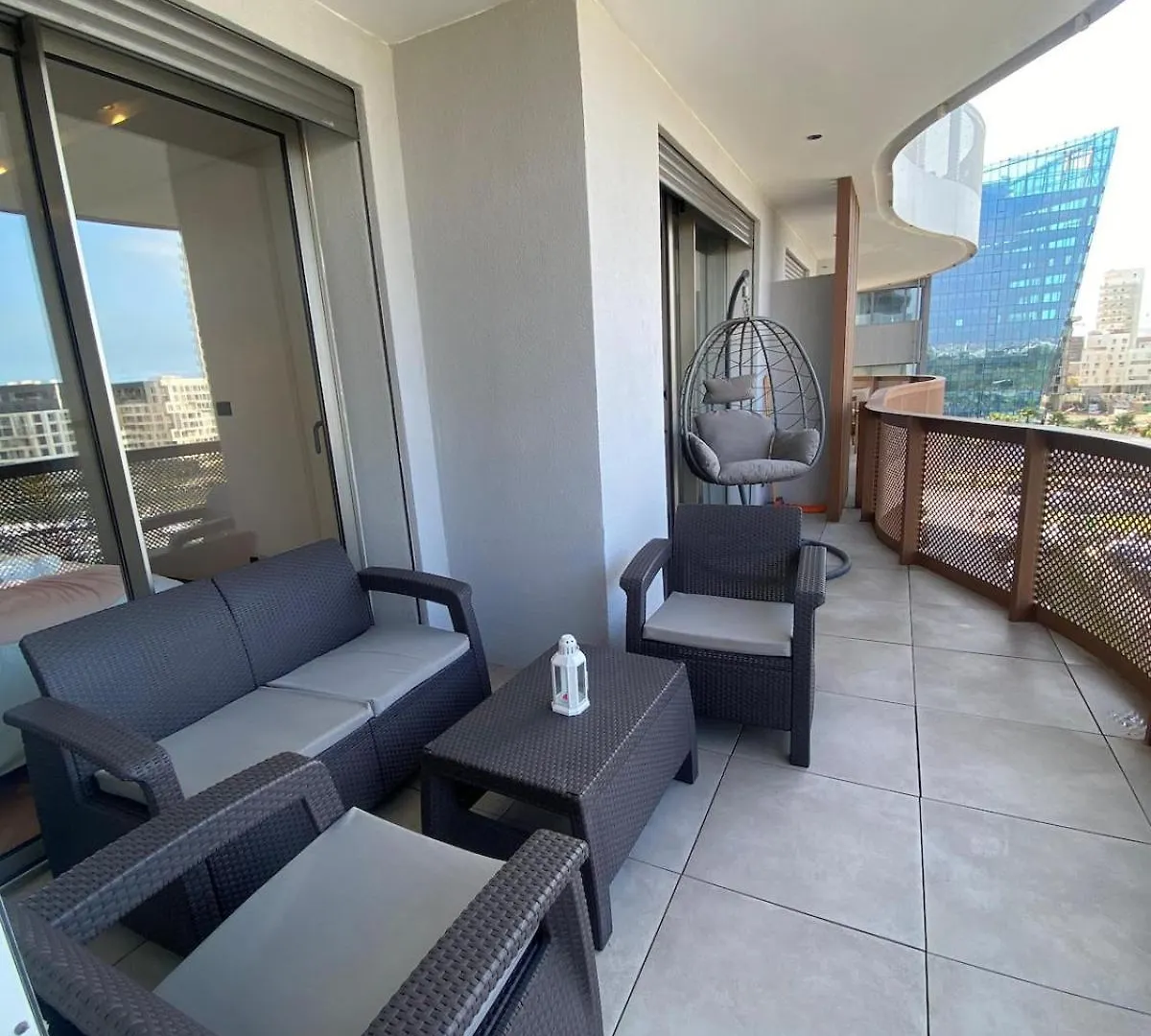 Central Luxury Apartment With Fast Fiber Wifi, Panoramic Balcony & Free Parking In Casablanca Cfc Casa Finnance City